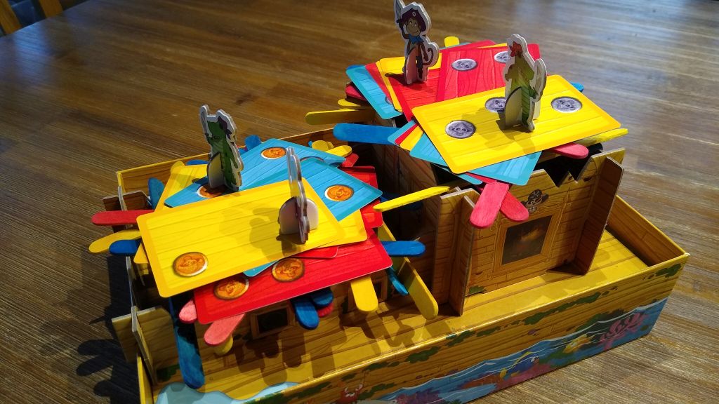 Fertiges aufgebautes Piratenschiff mit Planken, Karten und Tieren.