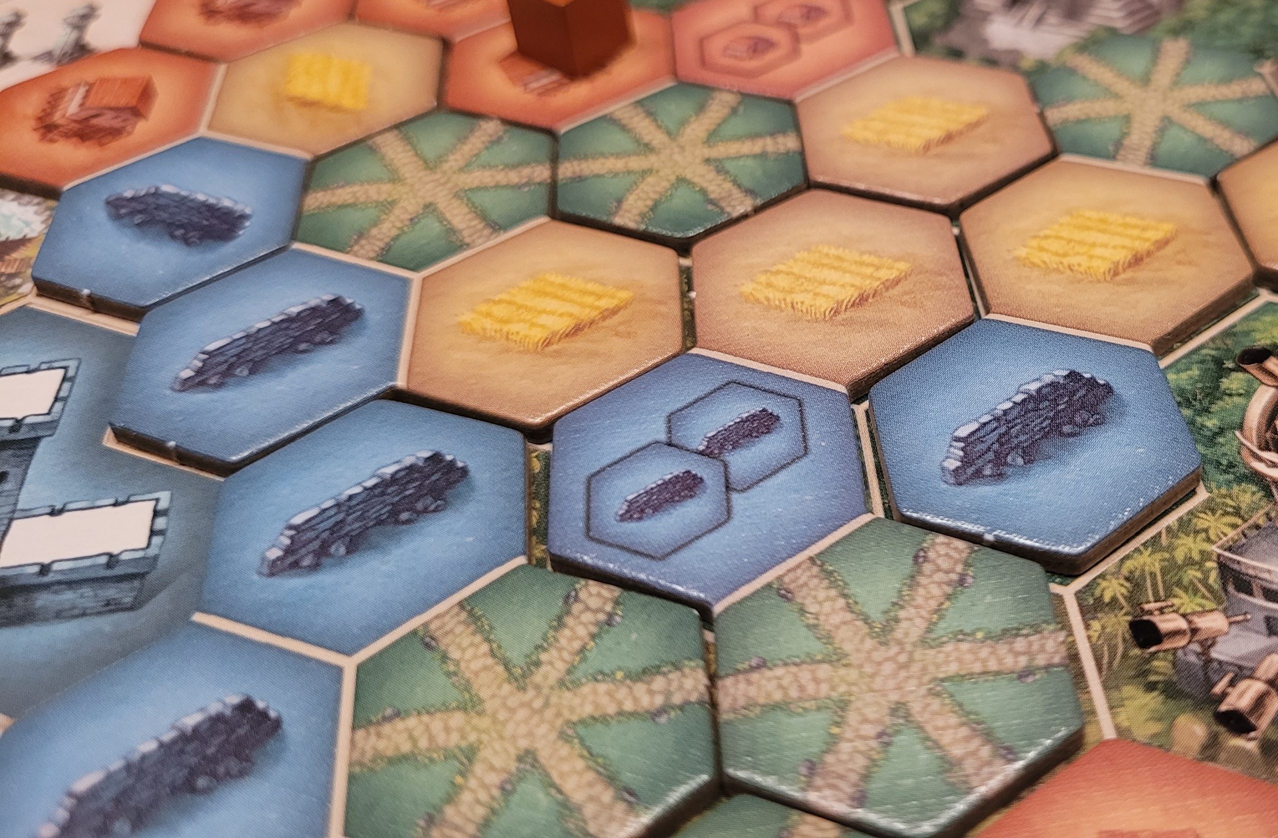 Ansammlung von blauen Hexagon Teilchen zu einem Bauwerk.
