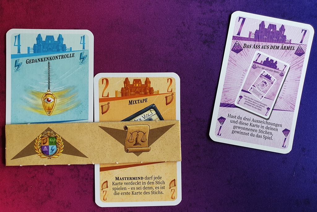 Zwei Karten unter einem Pappstreifen zeigen die aktuellen Regeln