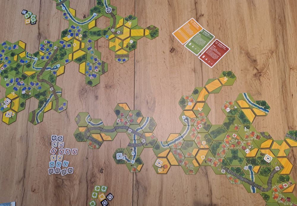 Zu sehen sind zwei fertige Dörfer am Spielende!