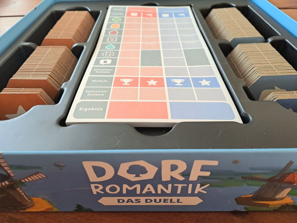Blick in die ordentlich eingeräumte Spielschachtel. 