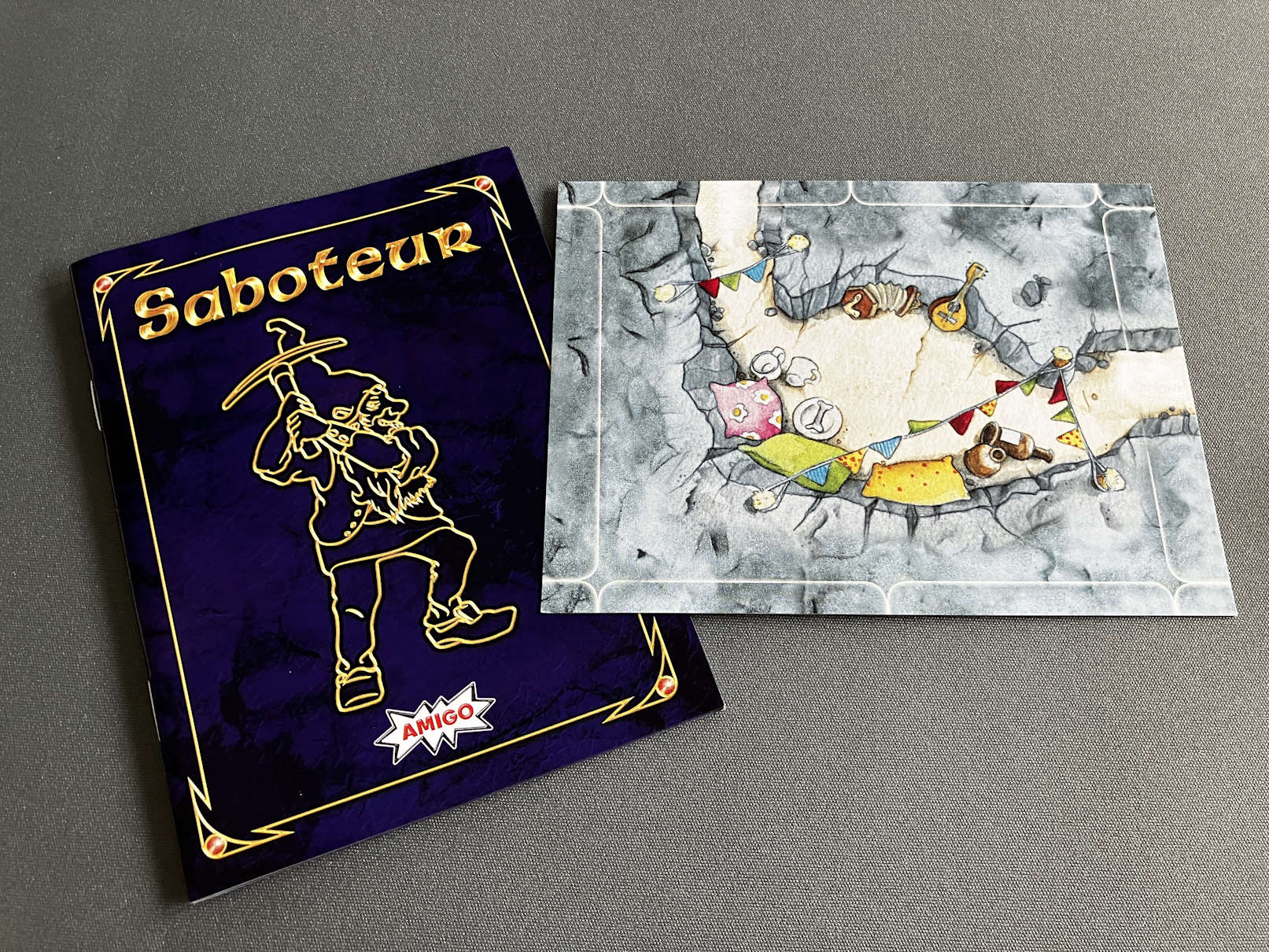 Spielanleitung zur Saboteur: 20 Jahre-Edition und Postkartenerweiterung.