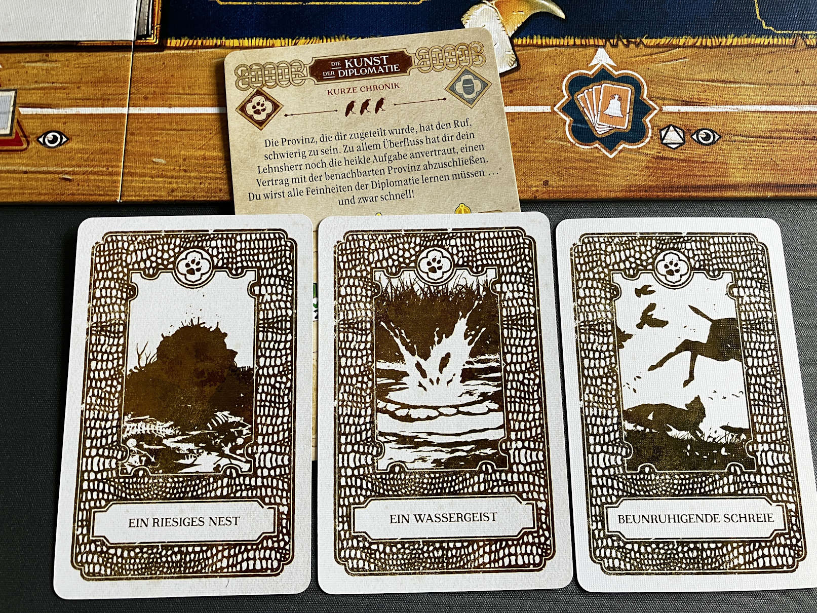 Ein Blick auf die Aufgaben in den Weilern. Die Kartenrückseite nennt mit einer kurzen Wortgruppe ein Gerücht, herumgedreht wird die Aufgabe deutlich.