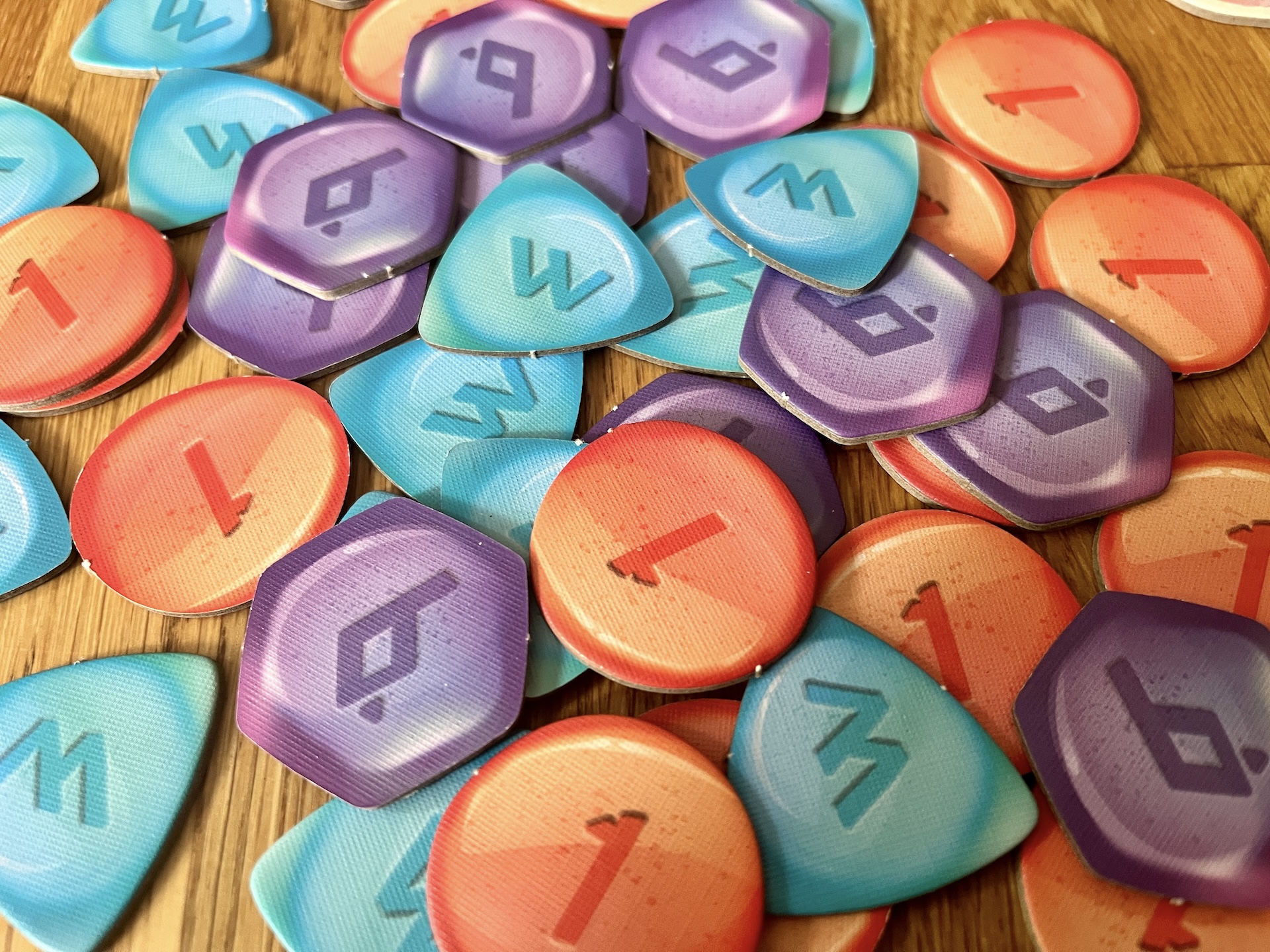 Zu sehen sind viele Runenplättchen, die Währung des Spiels.