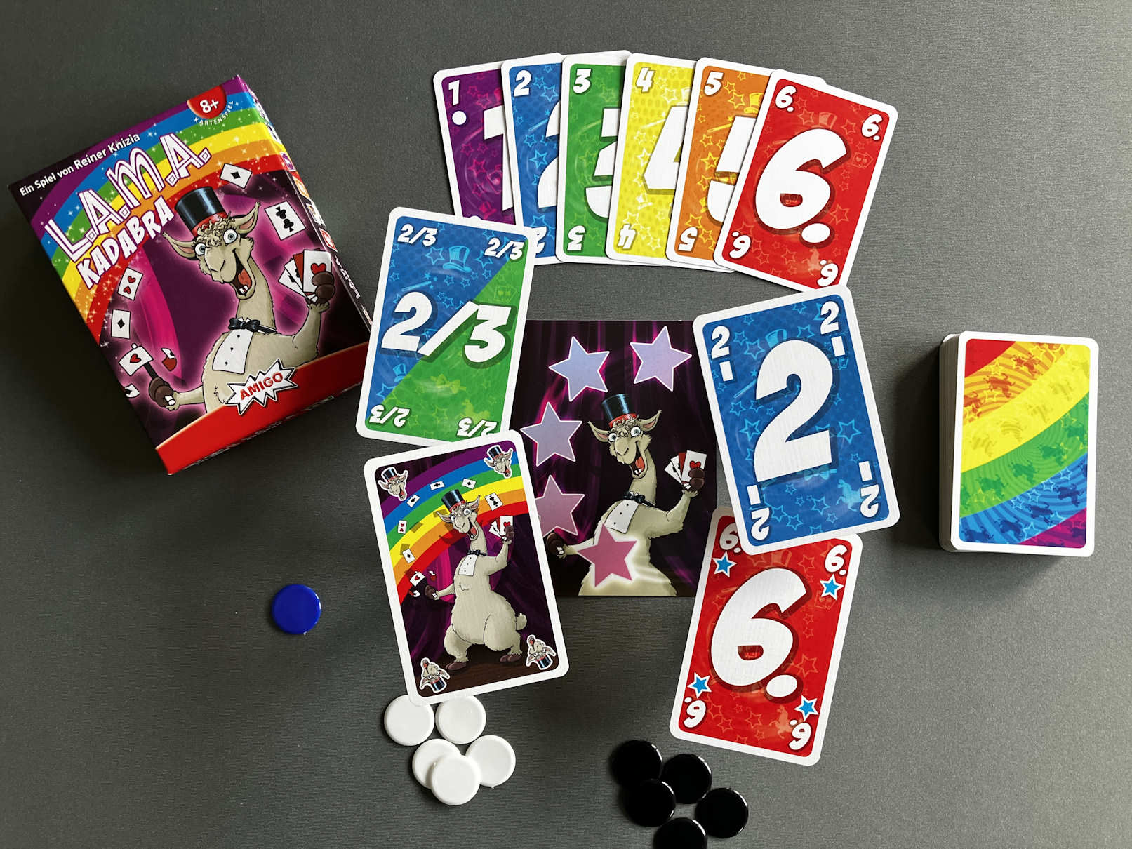 Spielkarten und Minuspunktchips im Überblick