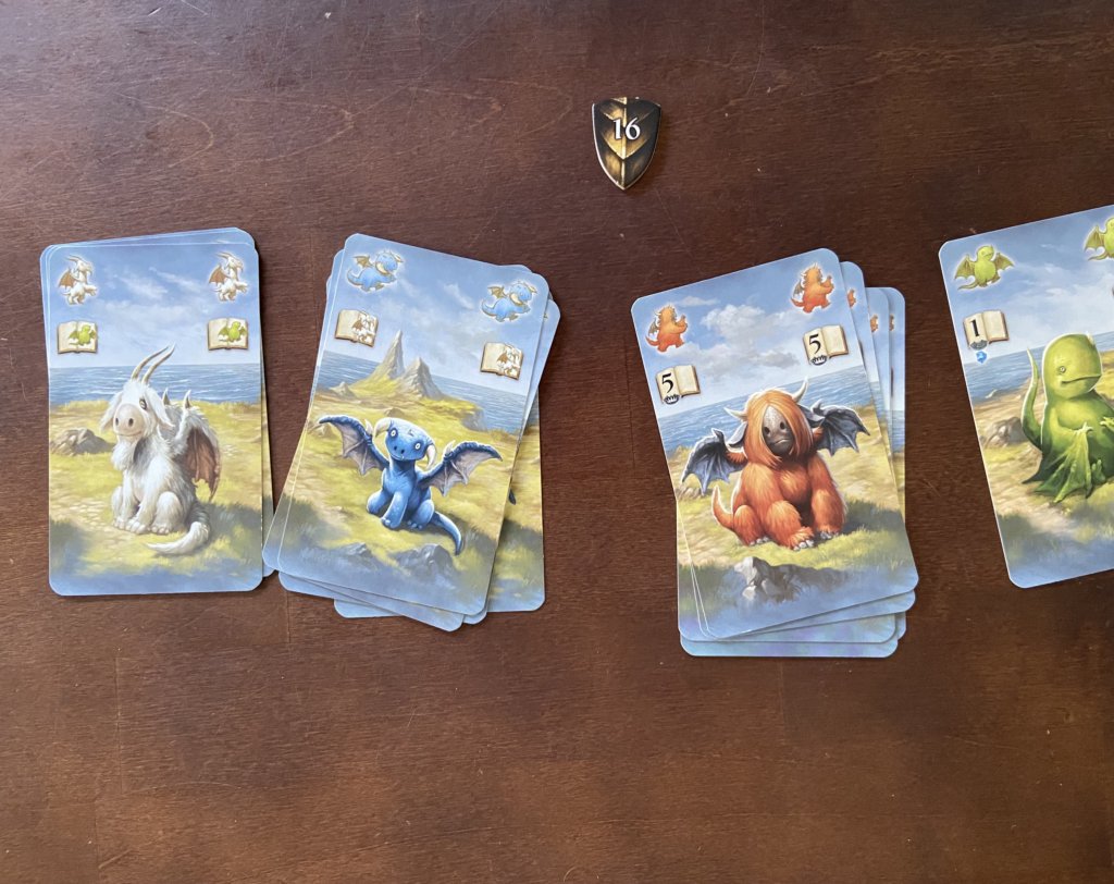 Stapel mit Drachen in vier Farben