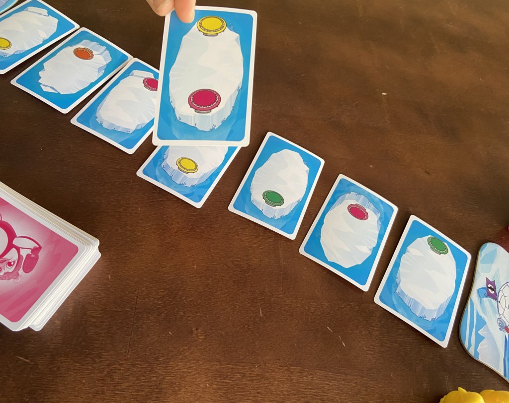 Eine Karte wird auf die Reihe gelegt