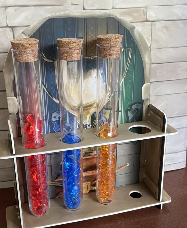 Reagenzgläser mit farbigen Edelsteinen im Ständer.