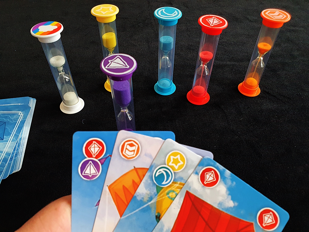 Die Sanduhren laufen. Die Kartenhand zeigt Möglichkeiten, welche Uhren gedreht werden dürfen