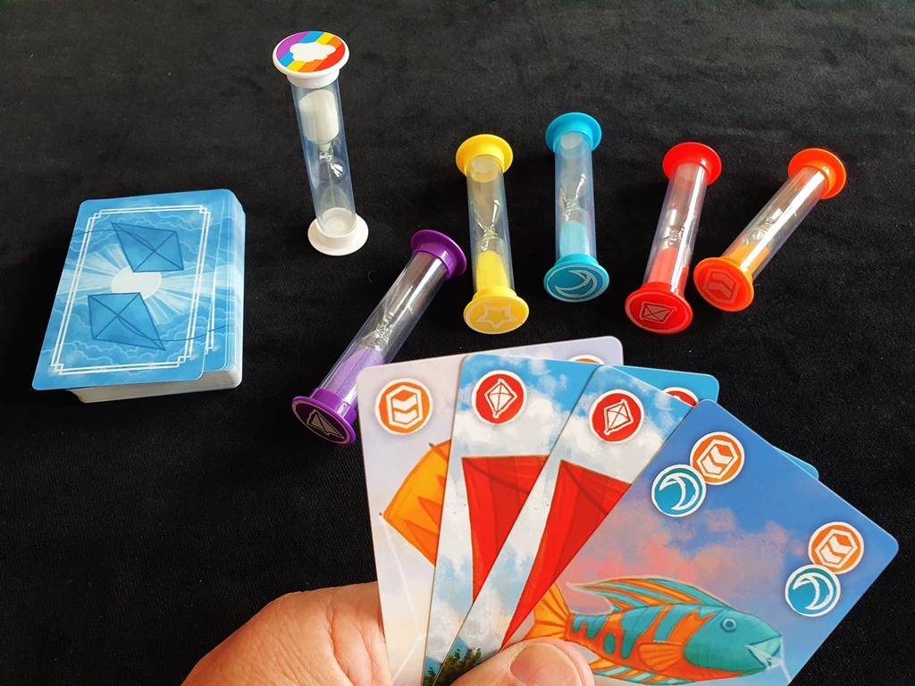 Beginn einer Runde: die Sanduhren liegen noch, eine Kartenhand mit vier Karten