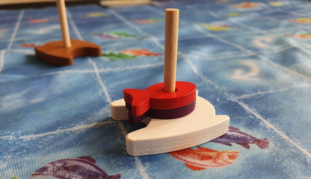 Zwei Fische wurden eingesammelt und auf das eigenen Boot gesteckt