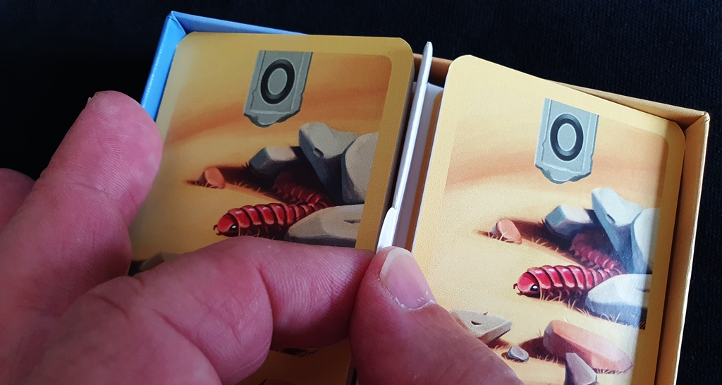 Eine kleine Lasche erleichtert das Herausnehmen der Karten