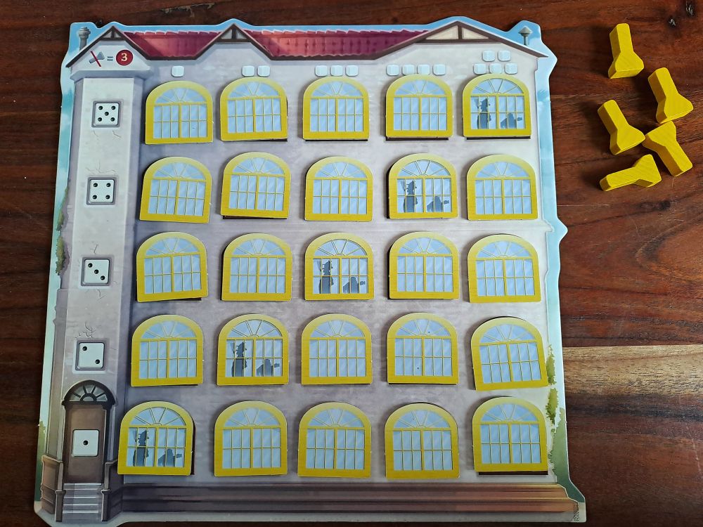 Haustableau zu Spielbeginn. Alle Räume sind mit Plättchen abgedeckt.