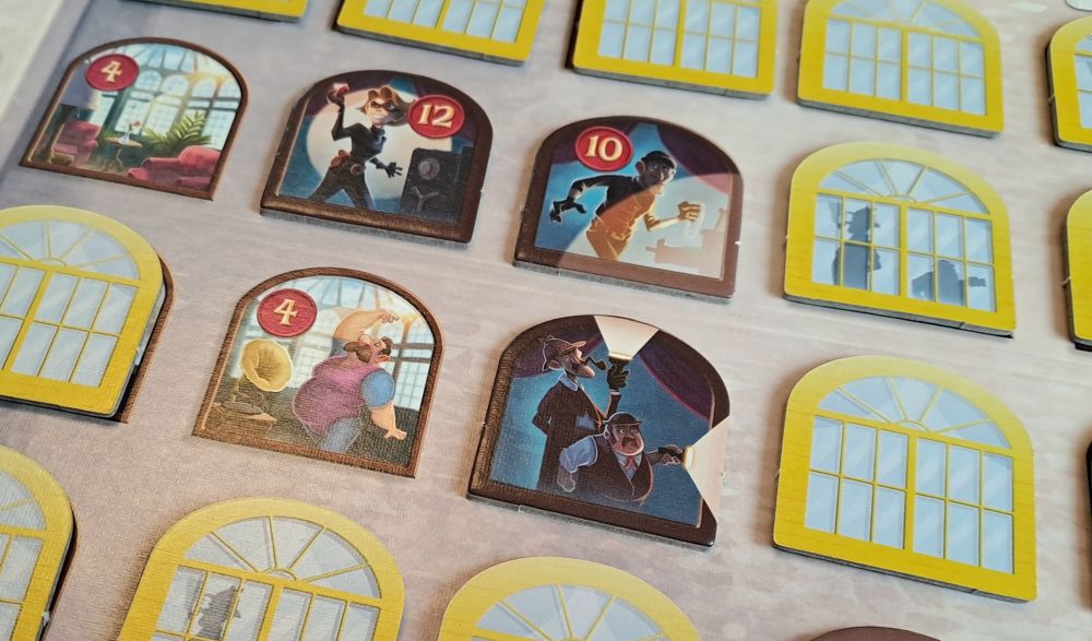 Gezeigt wird das Haustableau. Einige Räume sind bereits geöffnet.