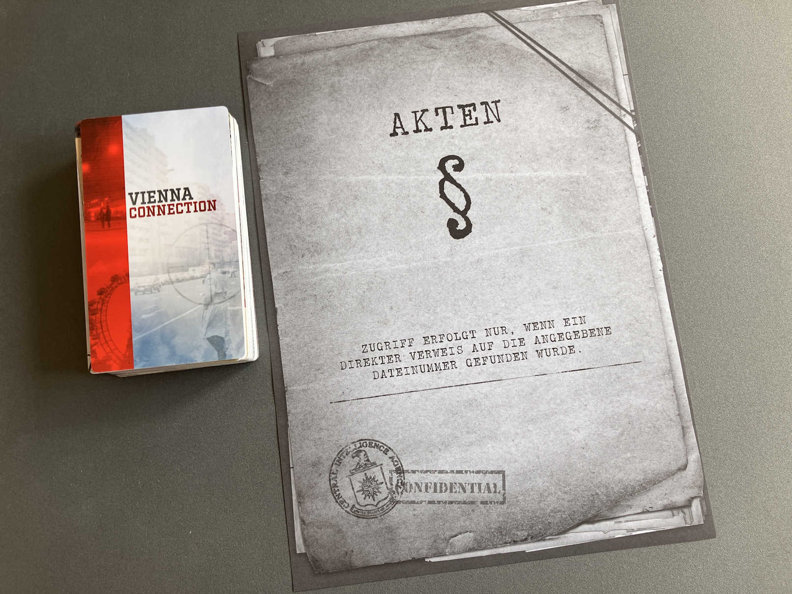 Das Deckblatt aller Akten erinnert daran, erst dann weiterzulesen, wenn die Geschichte dazu auffordert.