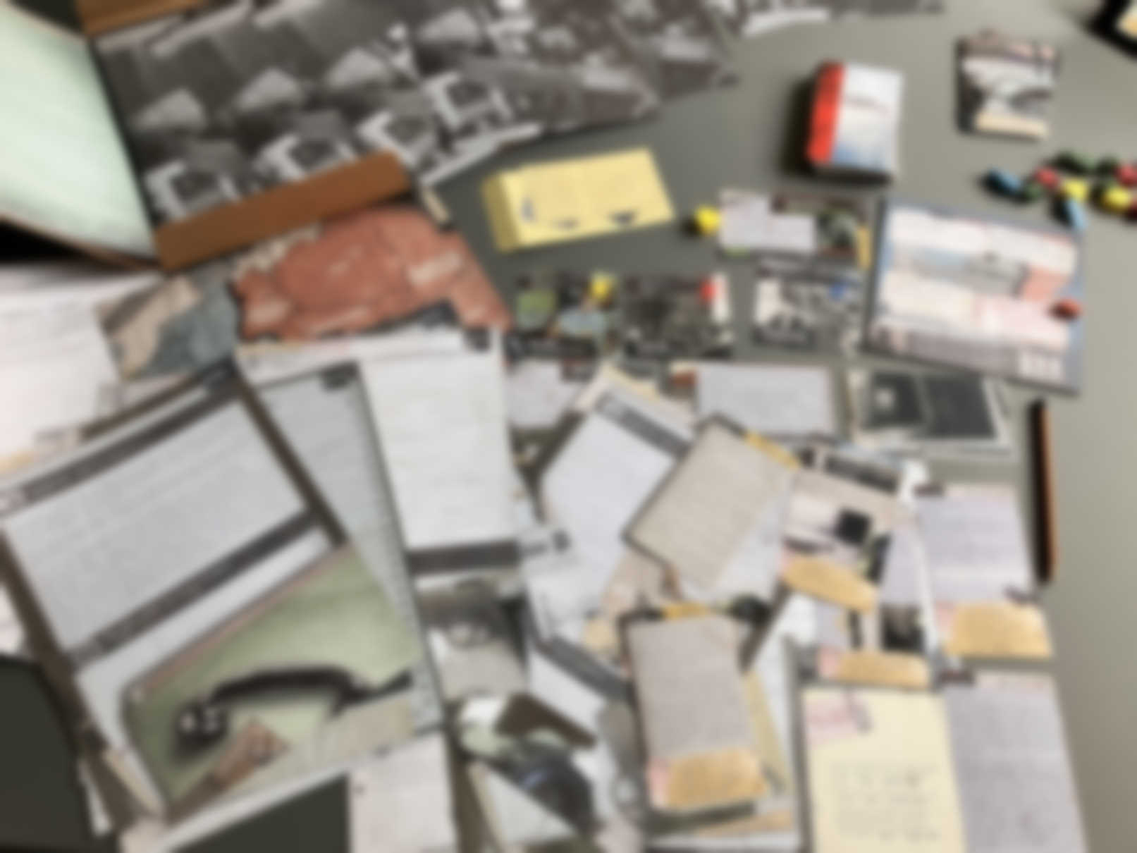 Stark weichgezeichnet und somit spoilerfree - der Blick auf den Spieltisch.