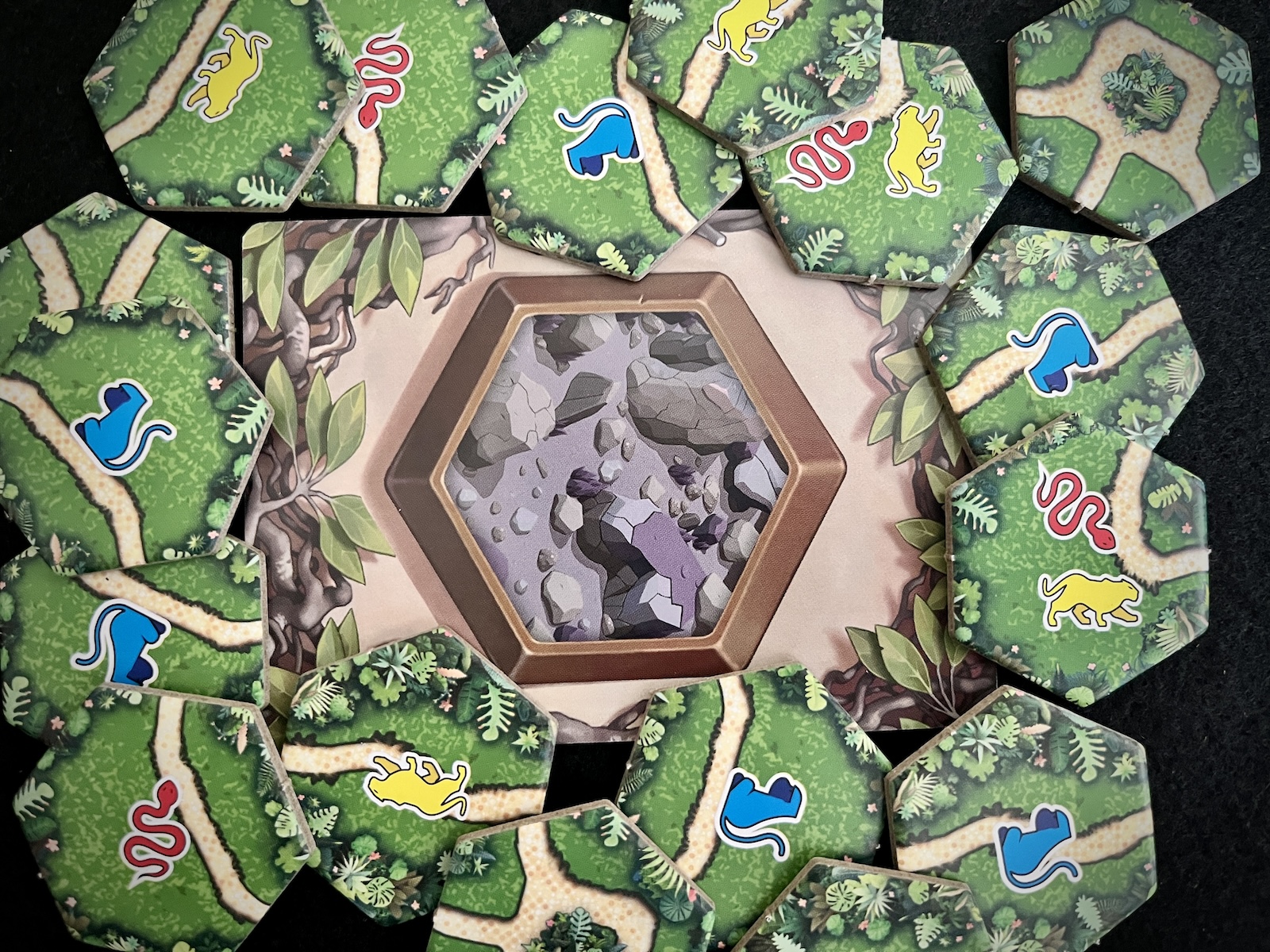 Geländekarte inmitten Hex-Plättchen