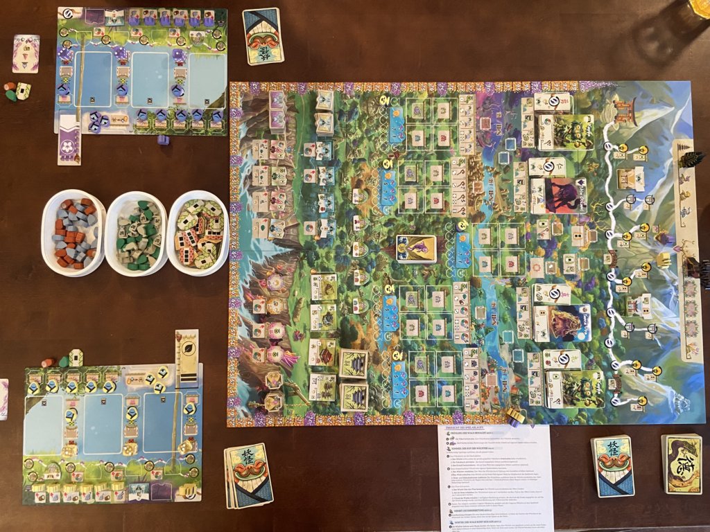 Spielbrett, zwei Spieltableaus Karten und Ressourcen