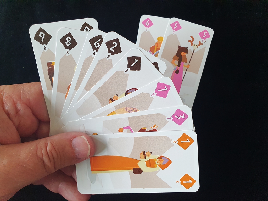 Kartenhand mit möglicher hoher Auslage.