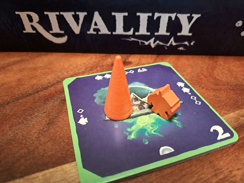 Es wird ein Hüttenplättchen gezeigt, auf dem ein Zauberer und ein Golem stehen.