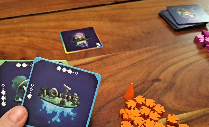 Spielbeginn. Zu sehen sind die Plättchen auf der Hand vor dem ersten Spielzug.