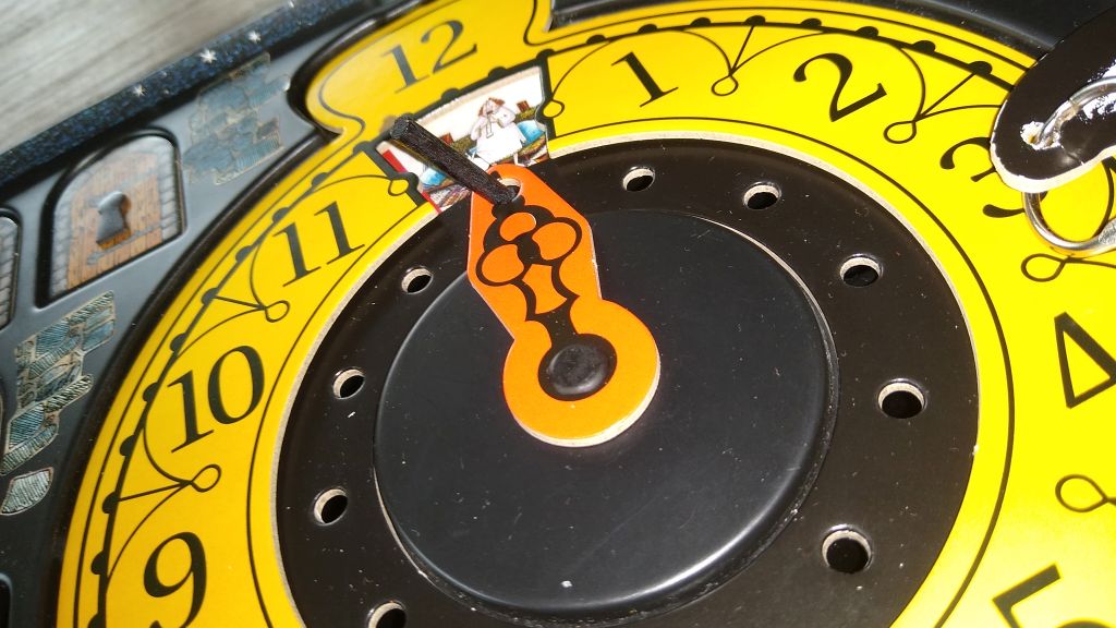 Hier kann man den kleinteiligen Uhrenmechanismus aus dem Spiel "Das kleine Gespenst" sehen. Man sieht, dass der Stift zum Bewegen der Uhr schief steht und nicht wirklich fest sitzt. Damit soll man dann die Uhr um eine Stunde weiter drehen.