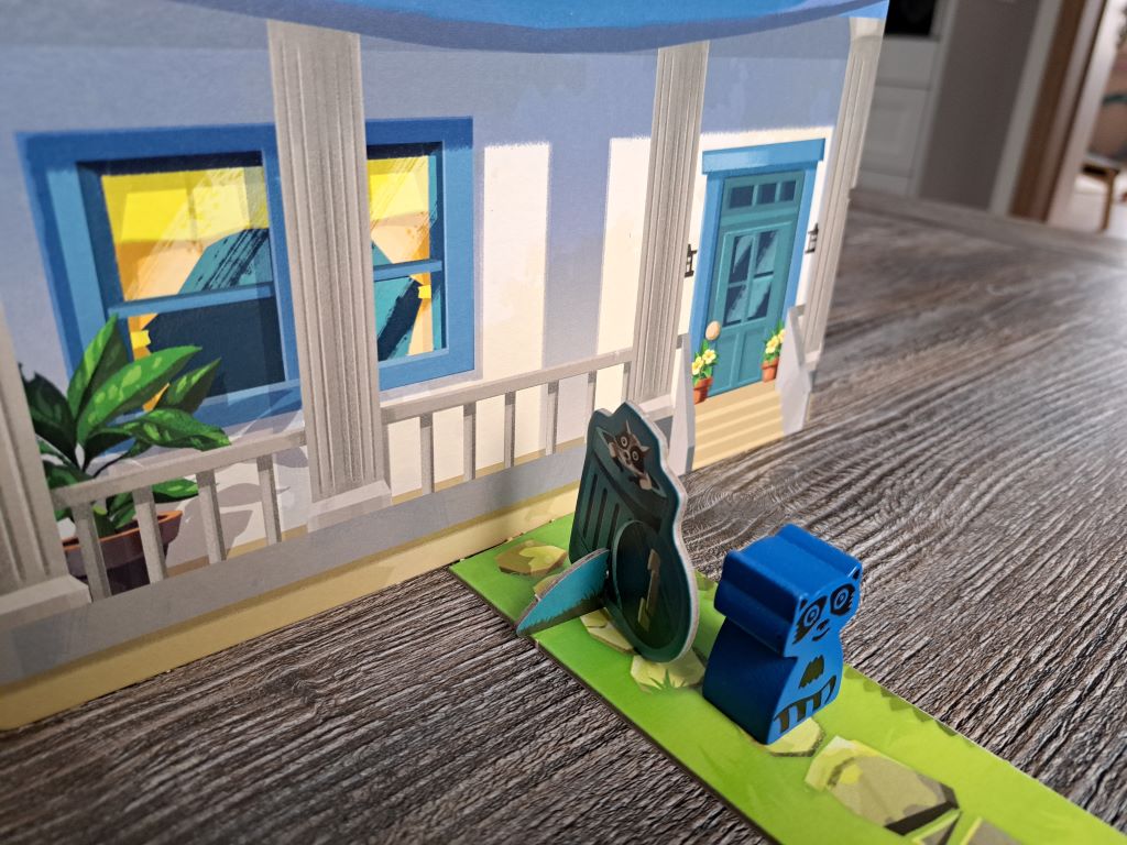 ein Waschbär versteckt sich vor dem Haus