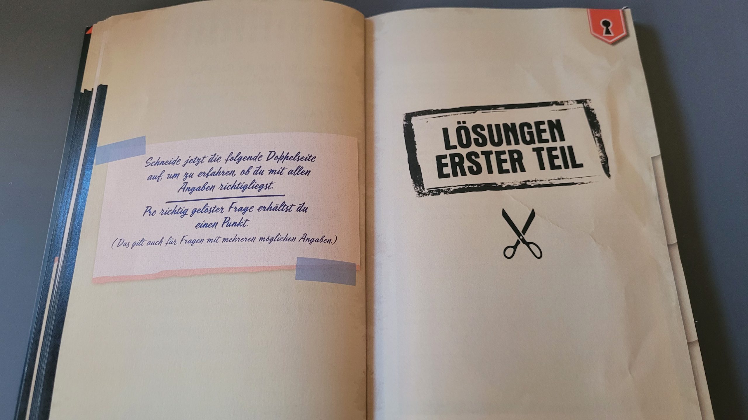 Um den Lösungsteil zu öffnen, müssen die Seiten mit einer Schere getrennt werden.