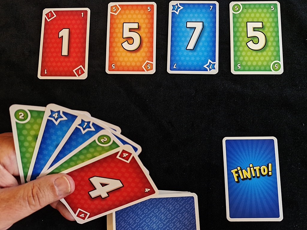 Zum Start liegt eine Karte jeder Farbe aus.