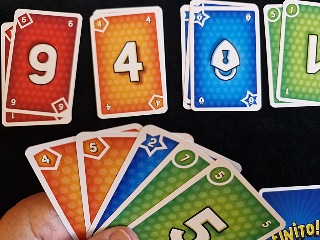 Es wurde eine orange Vier gespielt, auf der Kartenhand ist ebenfalls eine