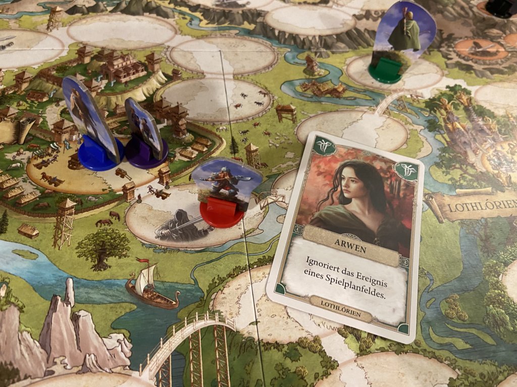 Die Karte "Arwen" liegt auf dem Spielbrett neben Figuren.