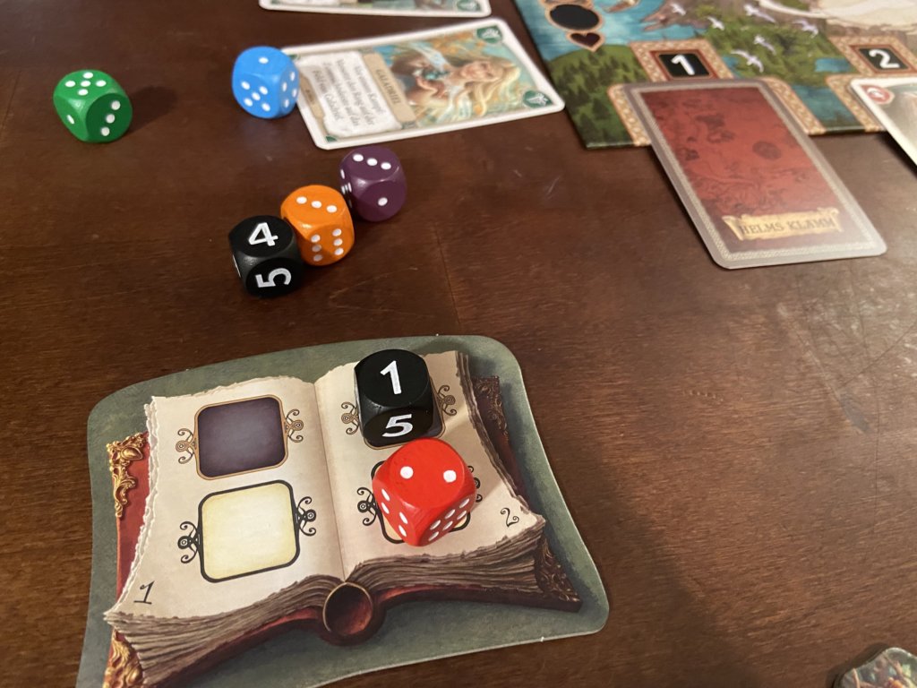 Würfel liegen auf dem dargestellten Buch