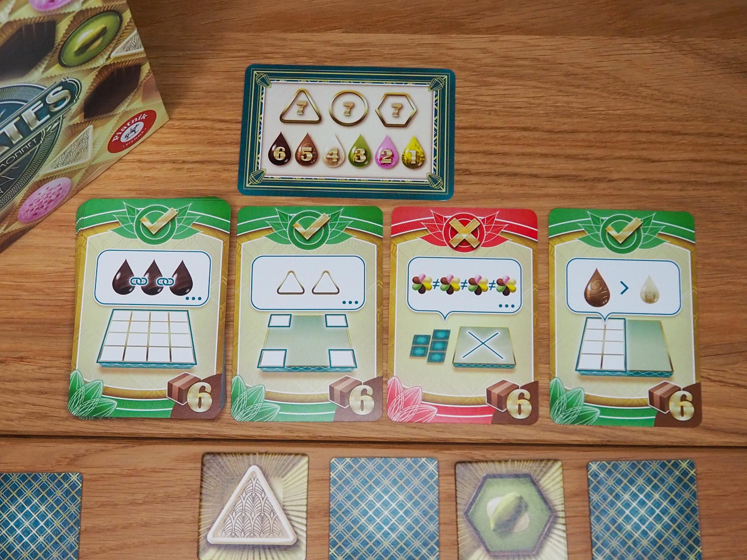 Vier Wettkarten liegen nebeneinander. Auf ihnen sind die Wettbedingungen abgebildet.