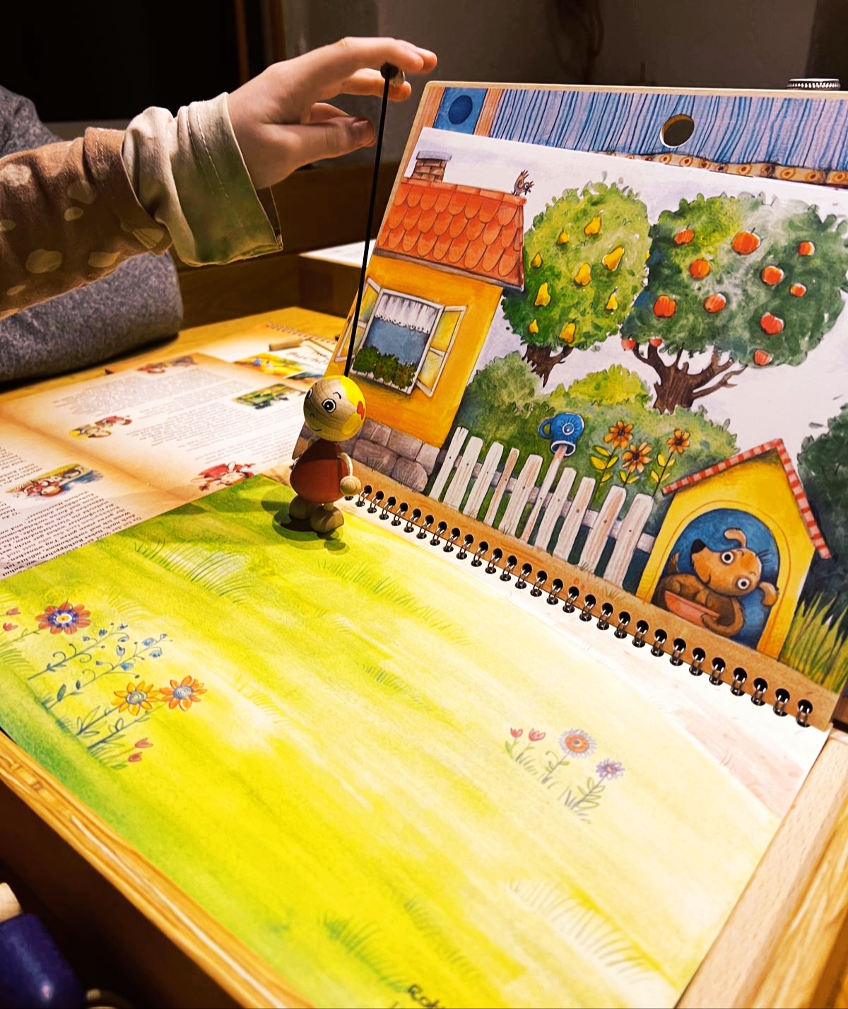 Die Kinderhände können die Figuren mit dem verlängerten Draht gut halten und lassen eine freie Sicht auf das Bühnenbild.