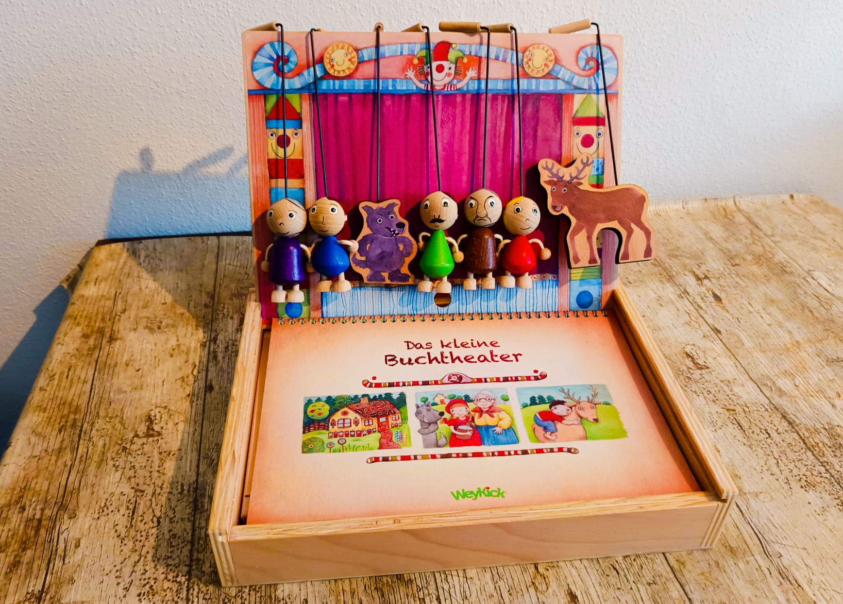 Für das kleine Buchtheater wurde nur Holz und etwas Draht verwendet und wurde hochwertig gestaltet. Die Figuren sehen kinderfreundlich, jedoch natürlich aus.