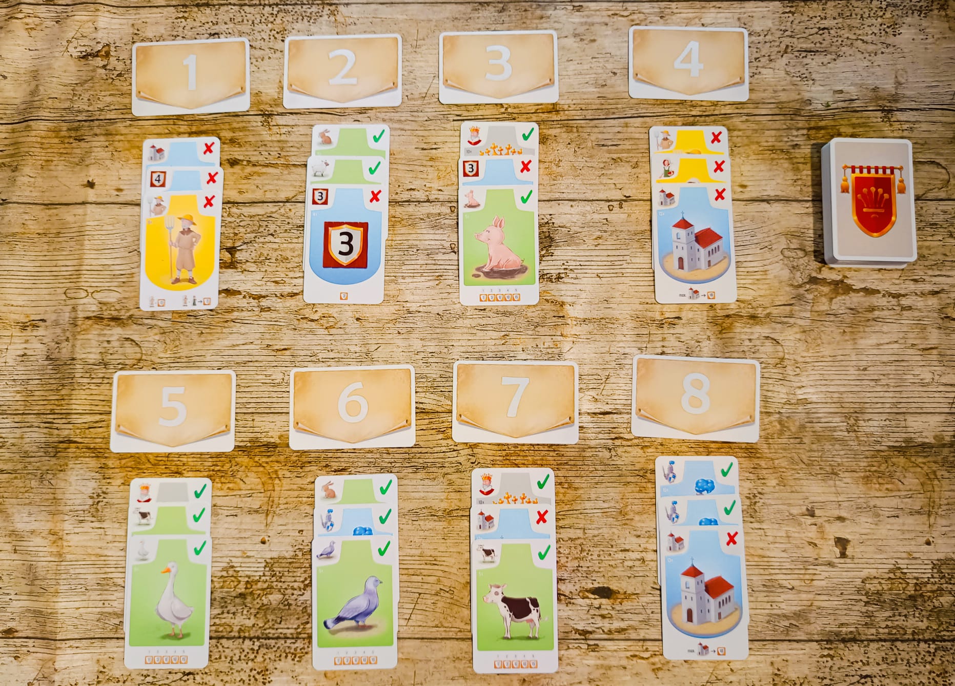 Unter jeder Zahl werden drei Karten gefächert hingelegt.