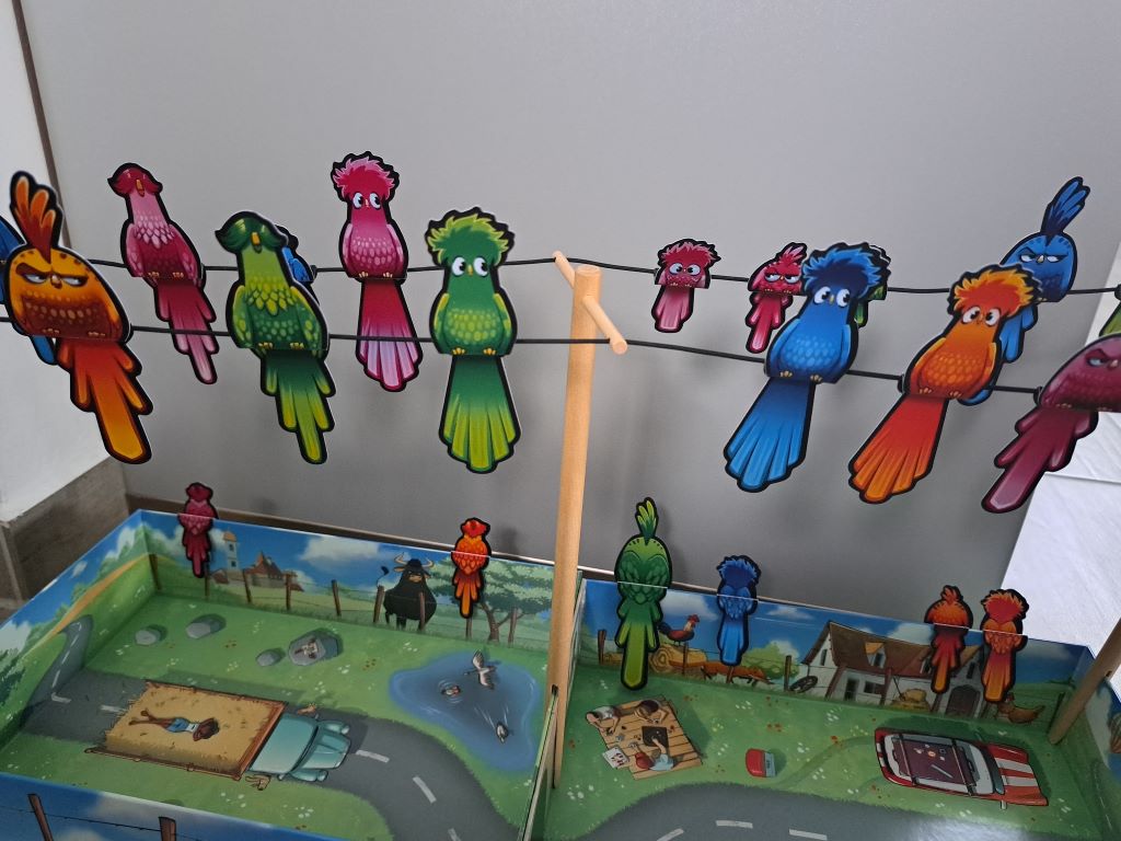 Viele Vögel sitzen auf dem Drahtseil.