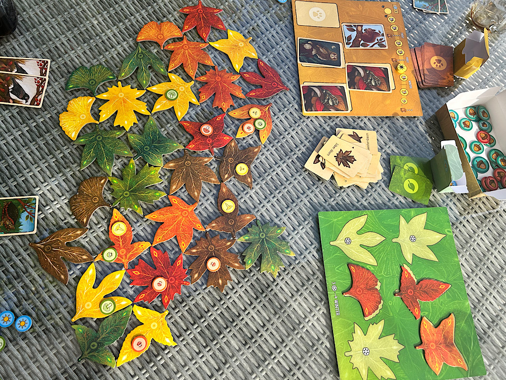 Eine laufende Partie geht zu Ende, da drei Blätterhaufen leer sind