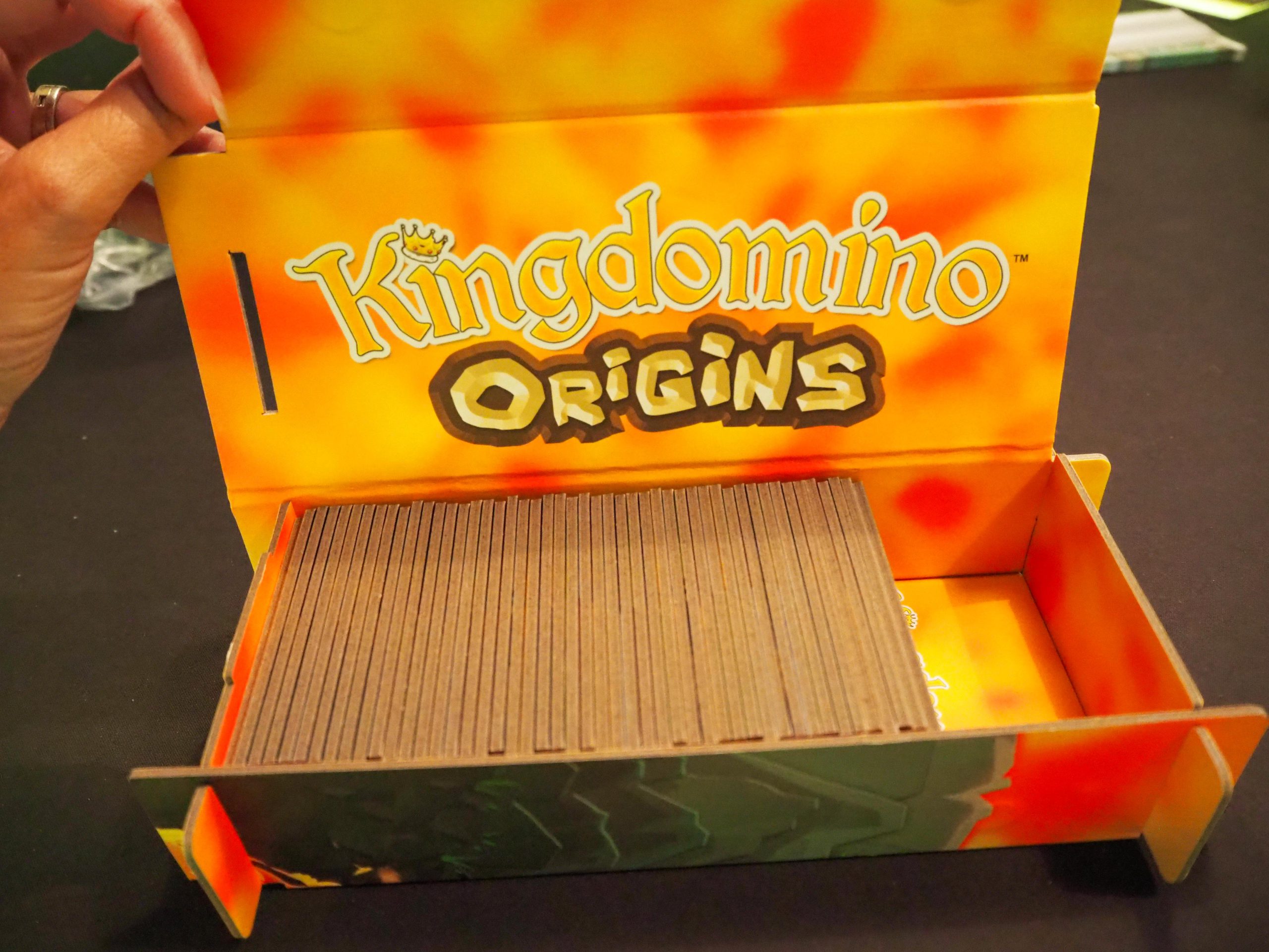 Schachtel mit Dominosteinen