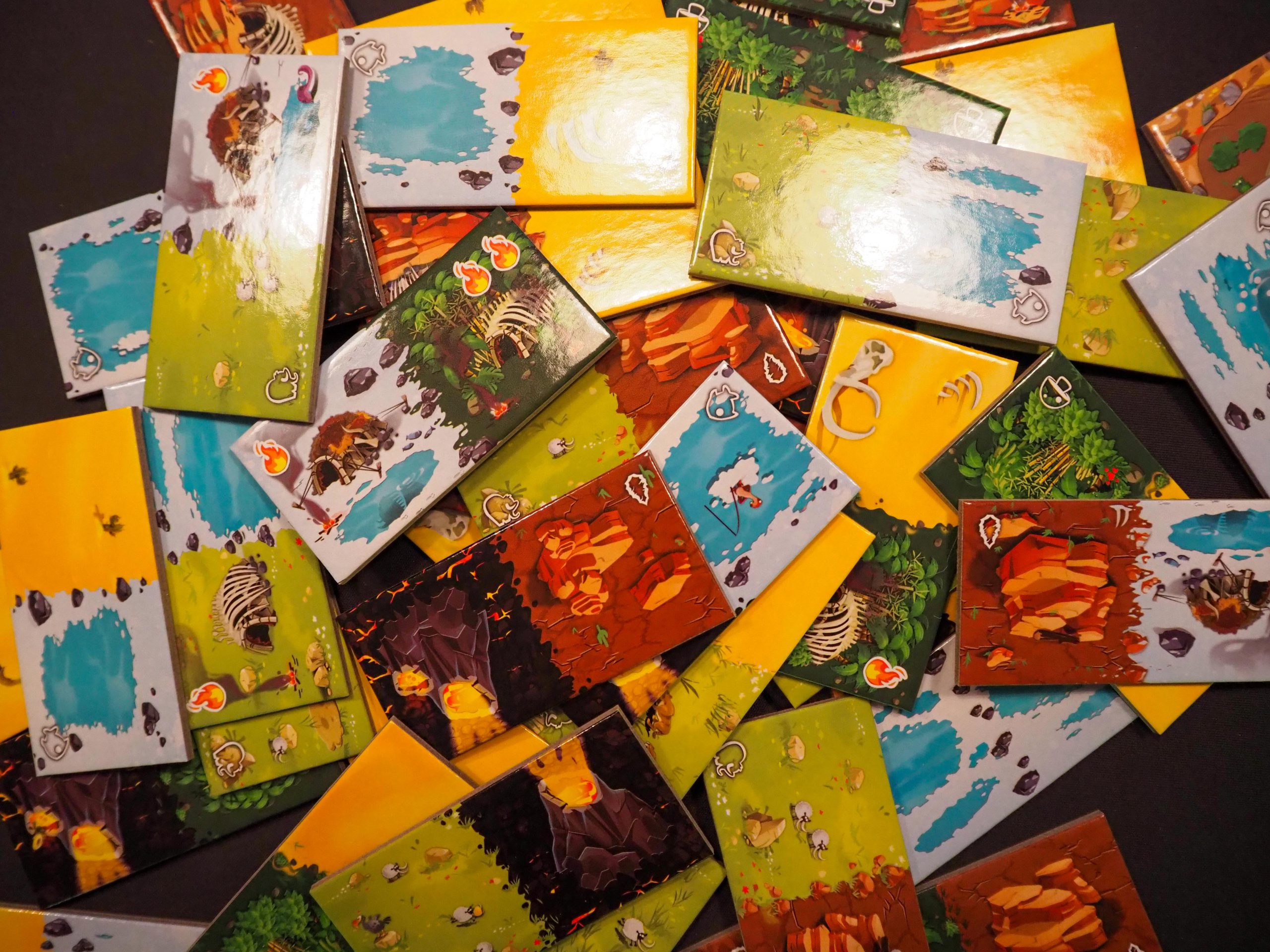 Durcheinander gewürfelter Haufen der Dominoplättchen