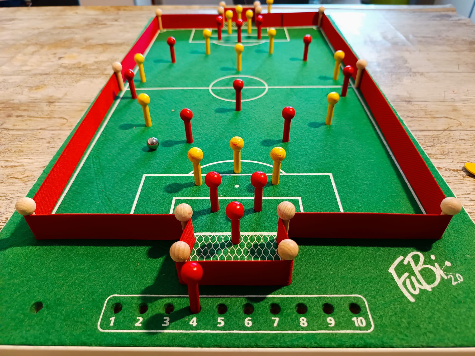 Jeder Spielende hat auf seiner Seite eine Anzeige von 1 - 10.