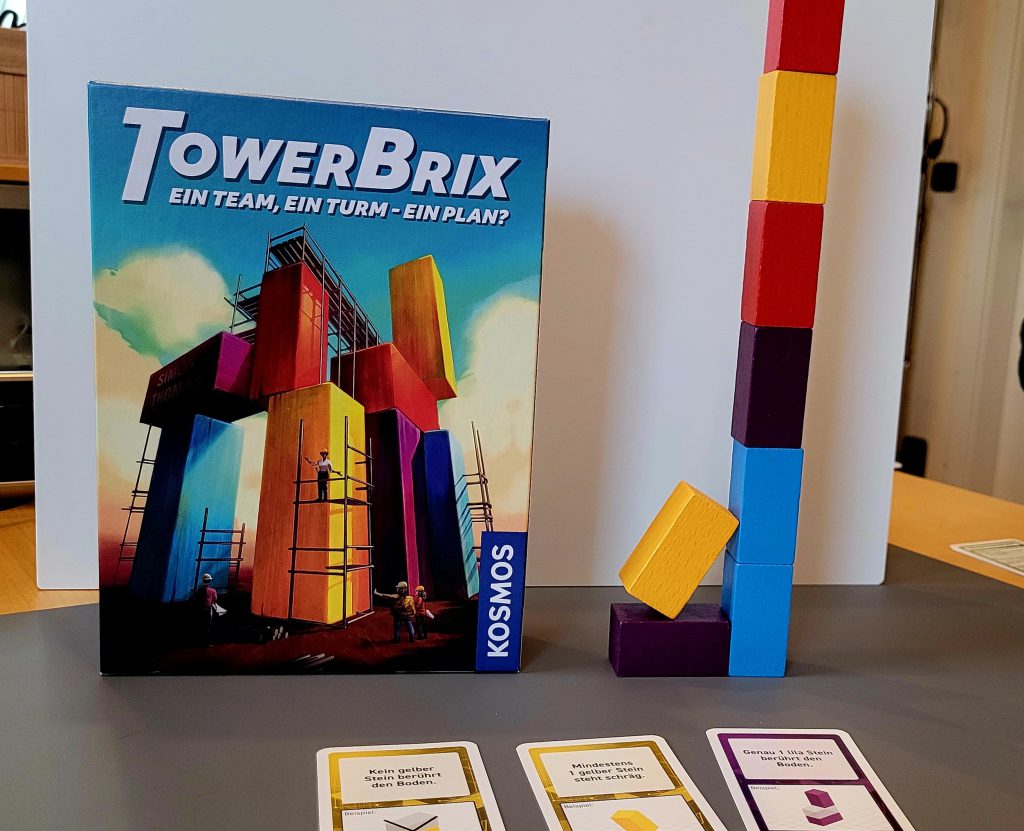 Ein fertiger Turm überragt die Höhe der Spieleschachtel