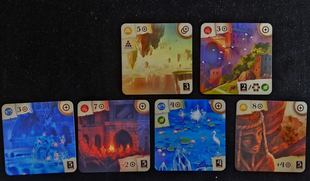 Es liegen sechs Karten, der Beginn der Pyramide