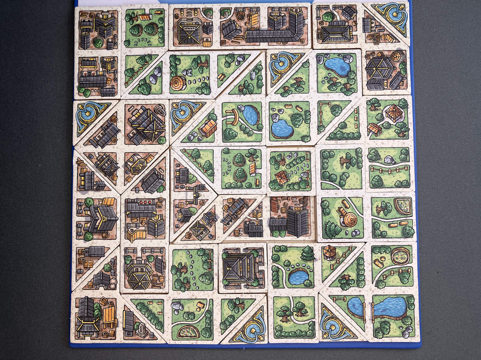 Abgebildet ist das vollgepuzzelte Spieltableau.