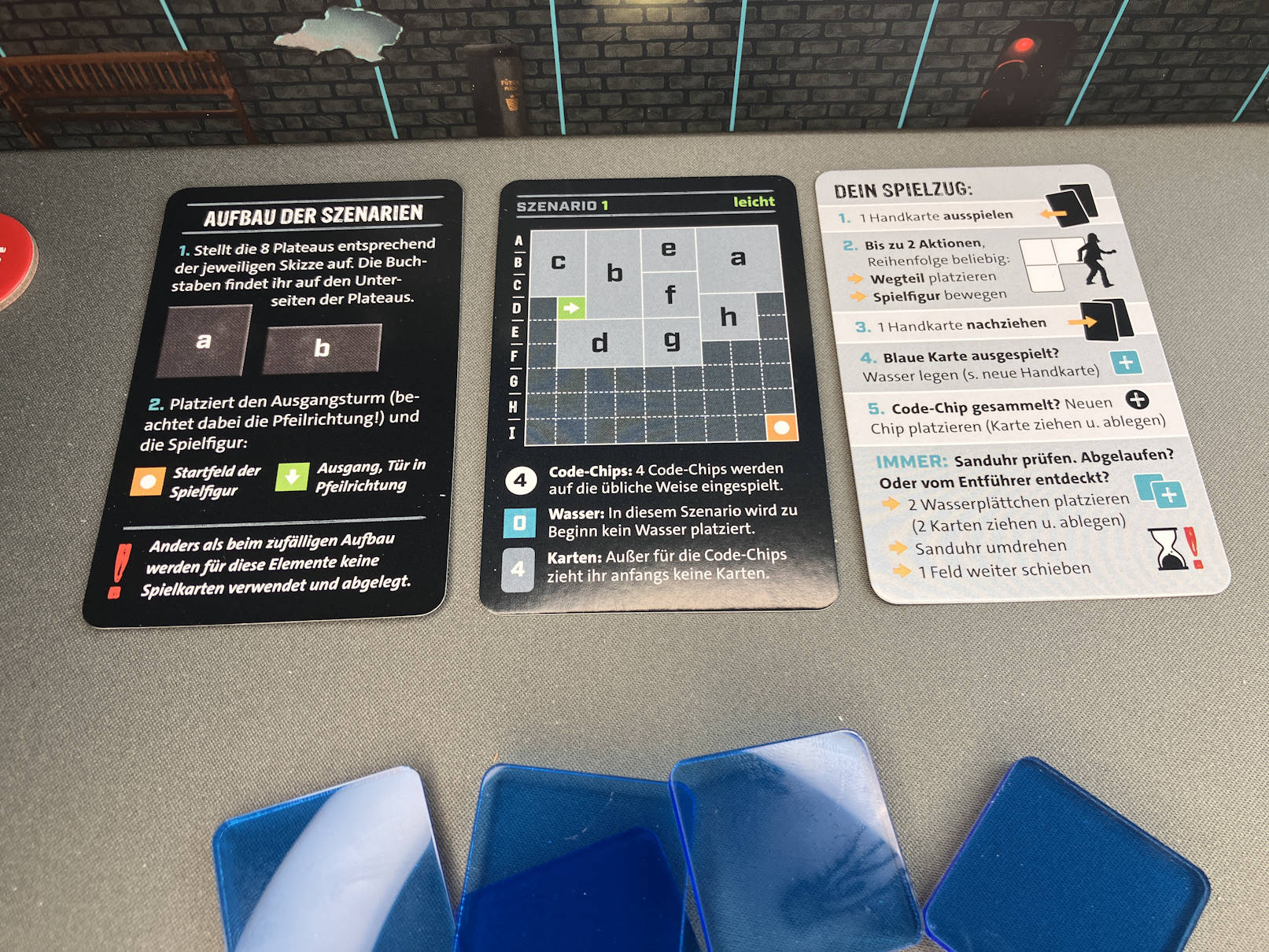 Szenariokarten und eine Übersichtskarte für die Spielzüge