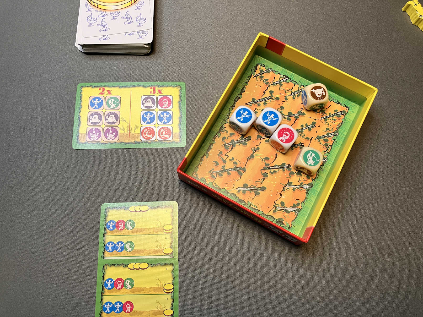 Würfel im Schachtelboden und Auftragskarte