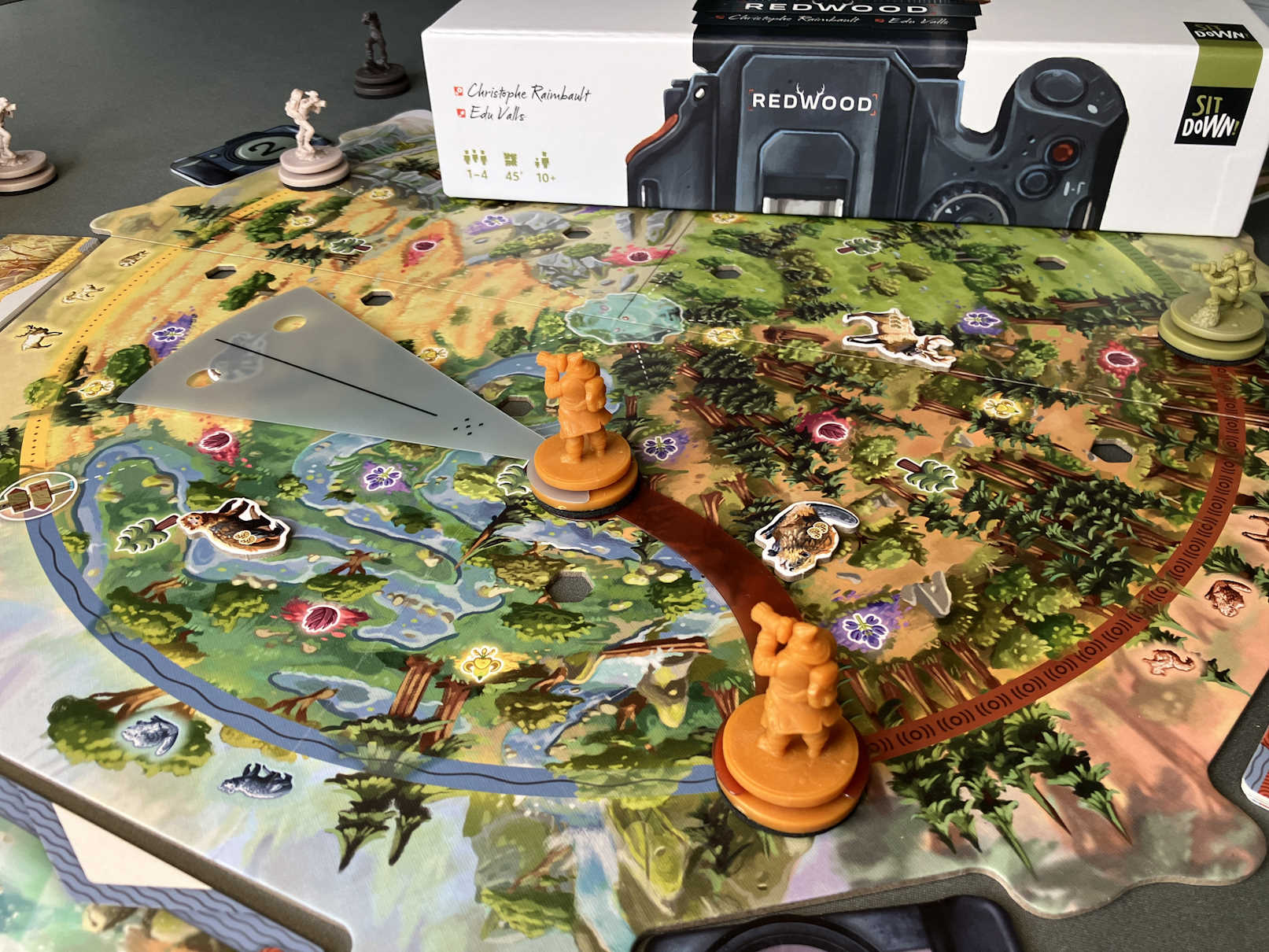 Detail des Spielbrettes mit der Schachtel darauf