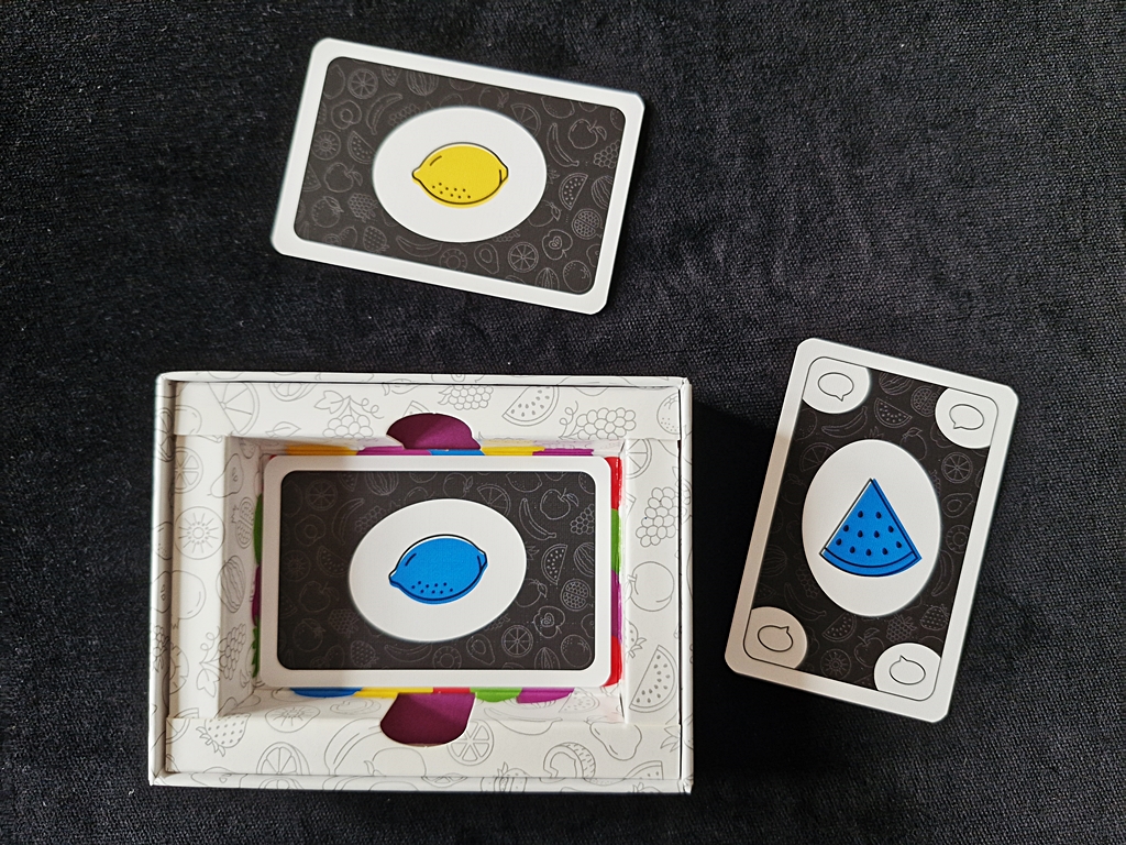 Zur Kontrolle wurden die obersten beiden gespielten Karten auf die Seite gelegt