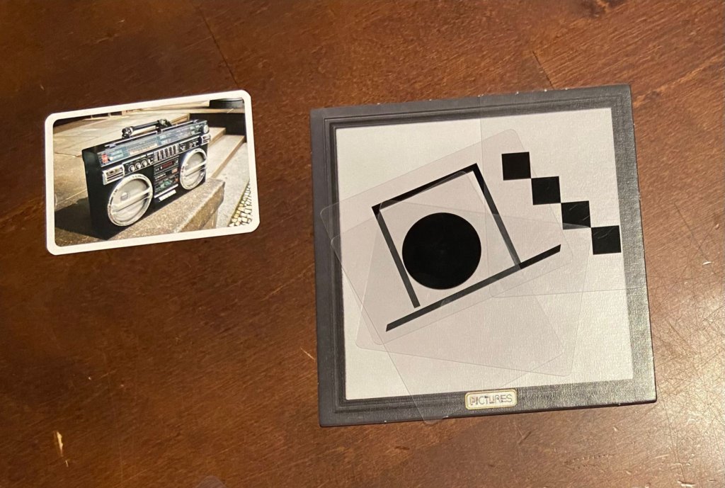 Foto eines alten Radiogerätes und eine grafische Darstellung dazu.