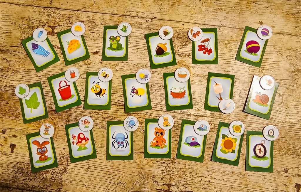 Die Beuteplättchen sehen genau so aus wie die Auftragskarten. 